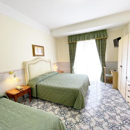 Hotel Reginella サンタガータ・スイ・ドゥエ・ゴルフィ エクステリア 写真