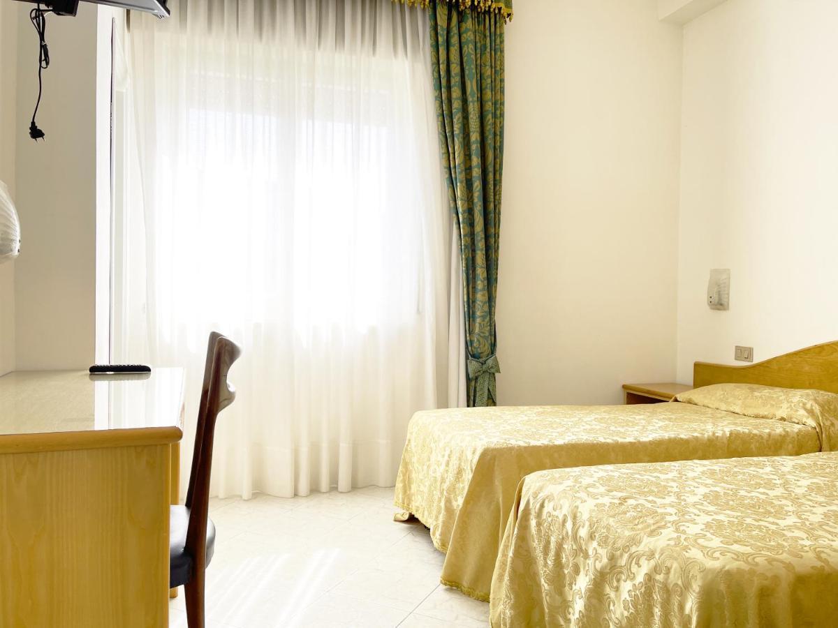 Hotel Reginella サンタガータ・スイ・ドゥエ・ゴルフィ エクステリア 写真
