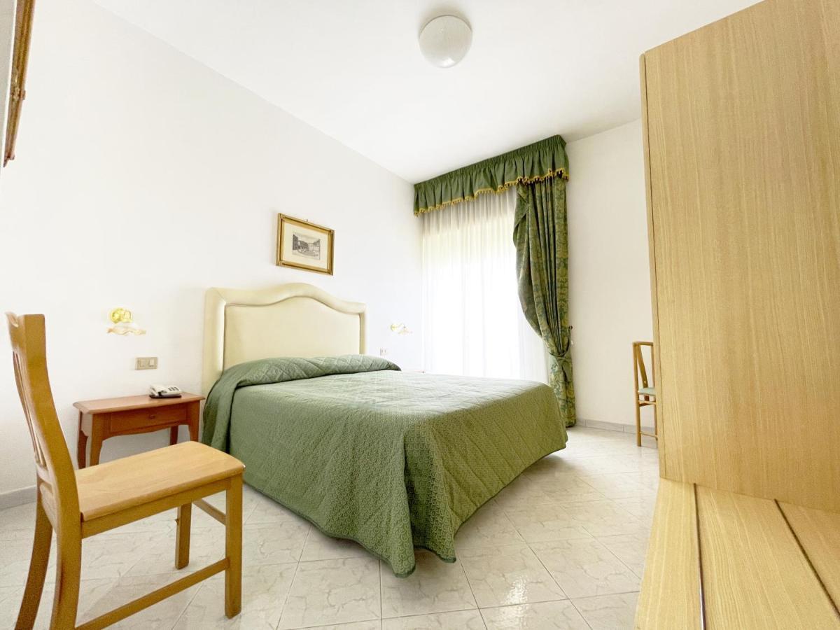 Hotel Reginella サンタガータ・スイ・ドゥエ・ゴルフィ エクステリア 写真