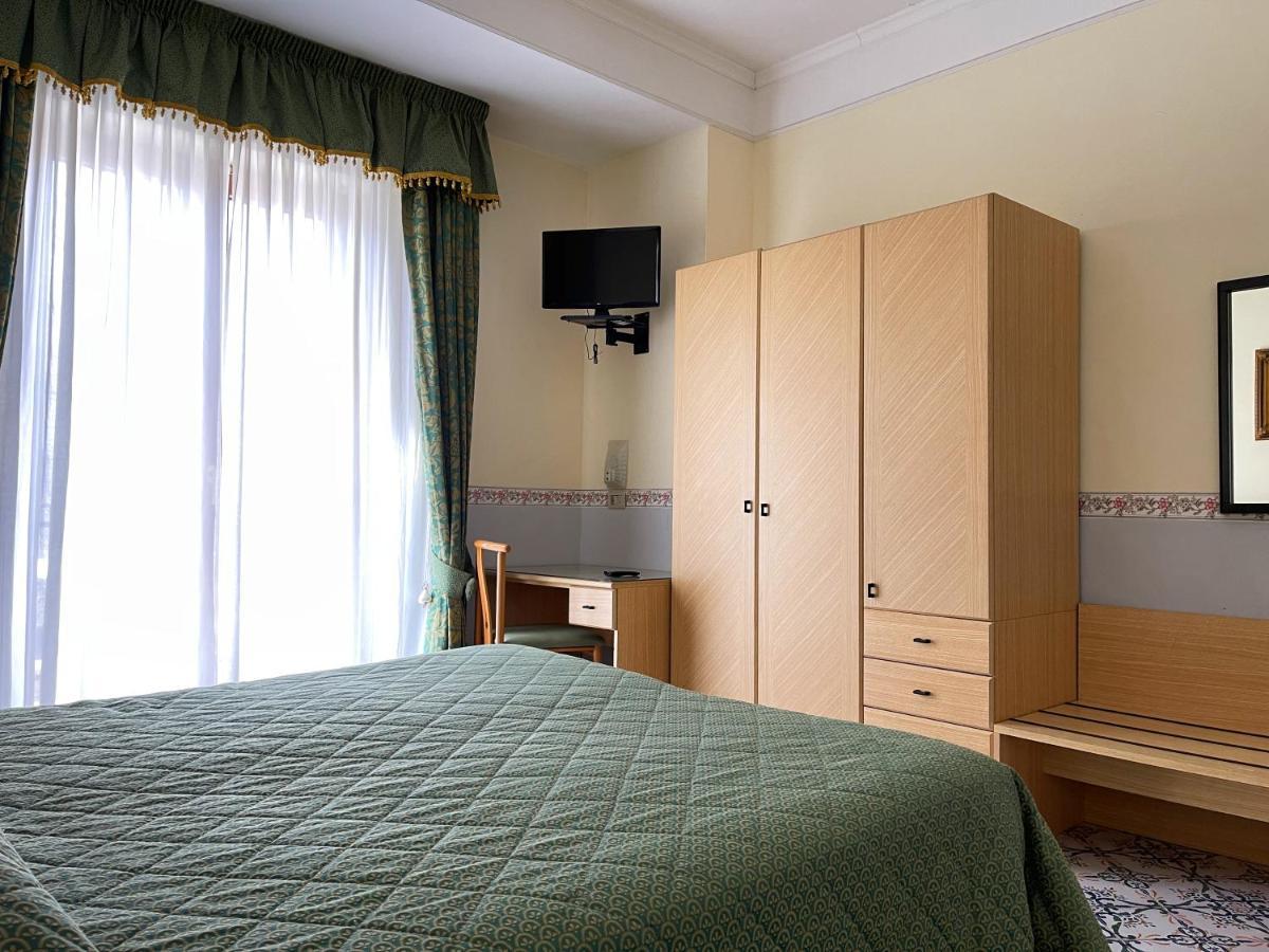 Hotel Reginella サンタガータ・スイ・ドゥエ・ゴルフィ エクステリア 写真