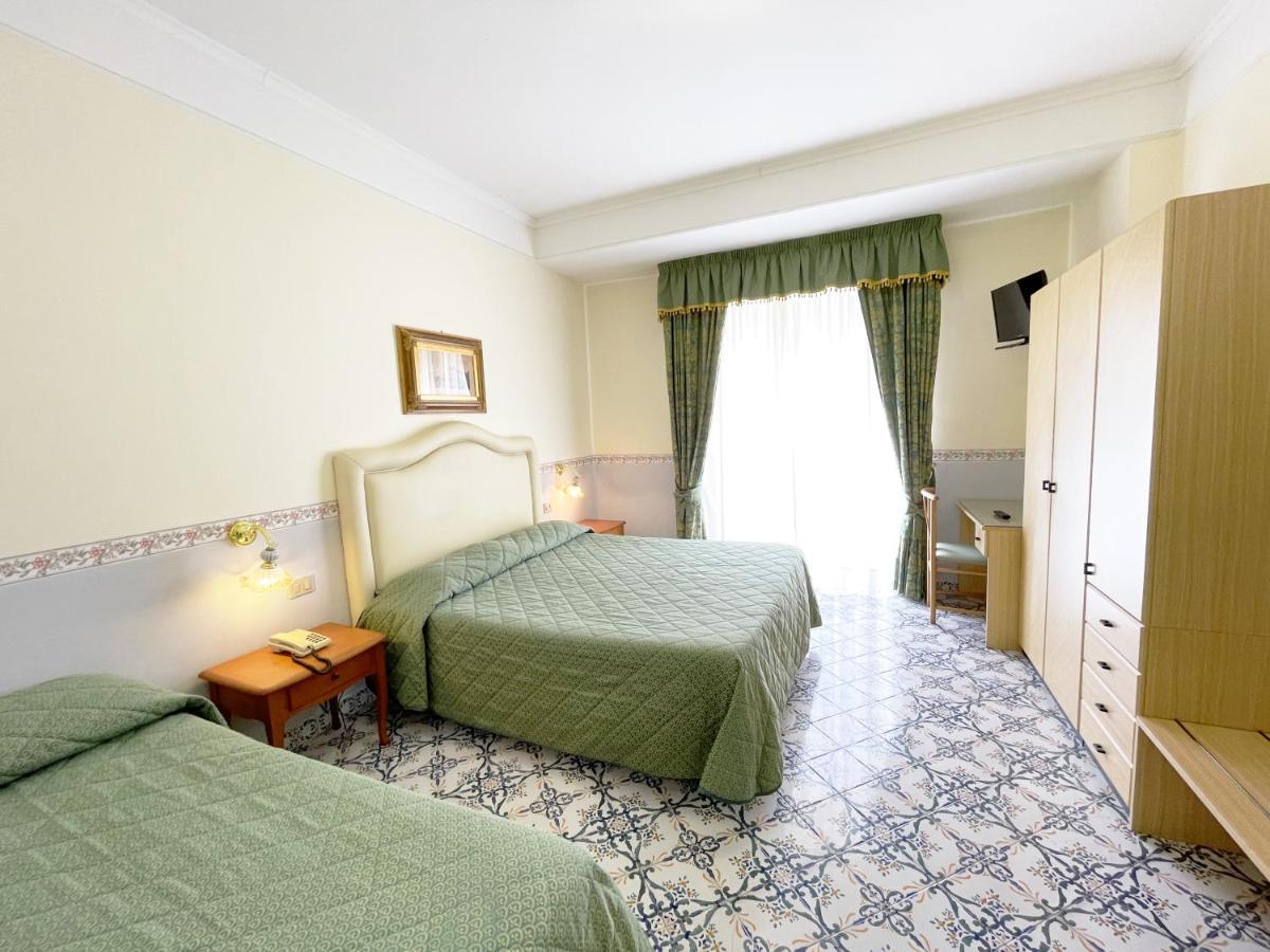 Hotel Reginella サンタガータ・スイ・ドゥエ・ゴルフィ エクステリア 写真