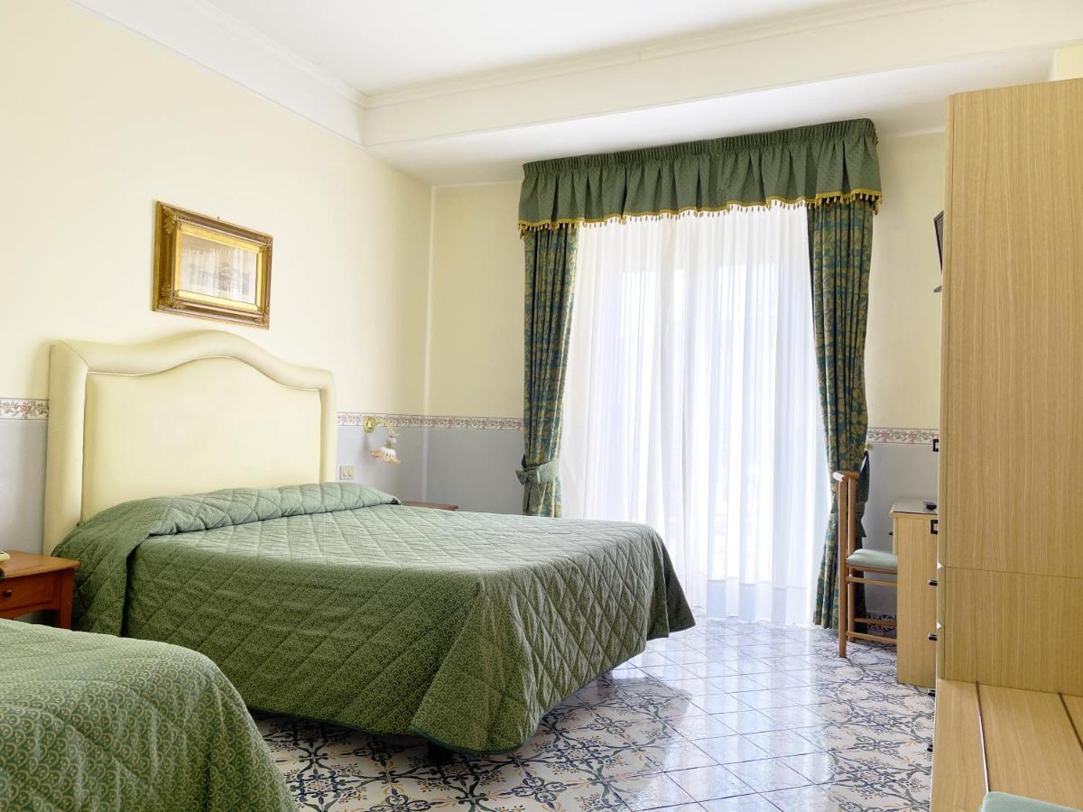 Hotel Reginella サンタガータ・スイ・ドゥエ・ゴルフィ エクステリア 写真