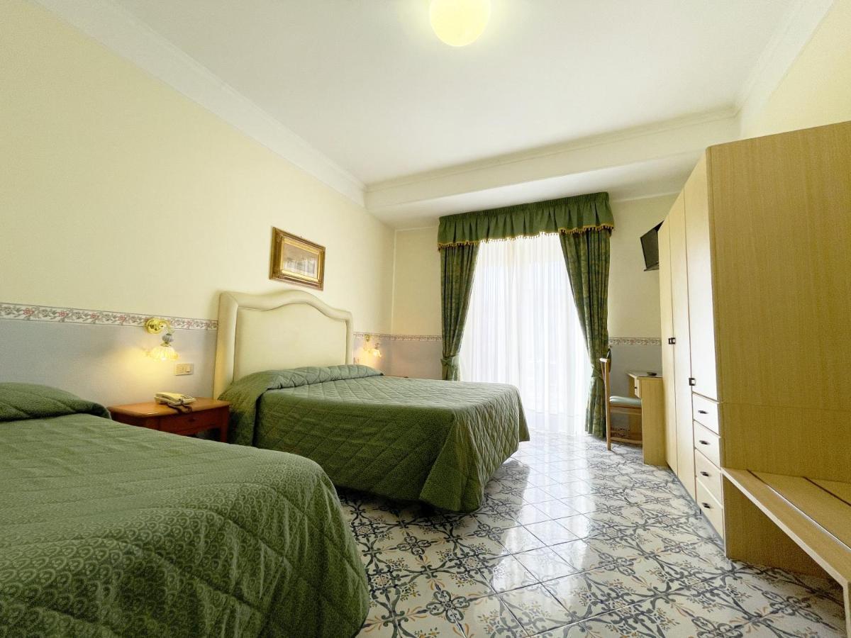 Hotel Reginella サンタガータ・スイ・ドゥエ・ゴルフィ エクステリア 写真