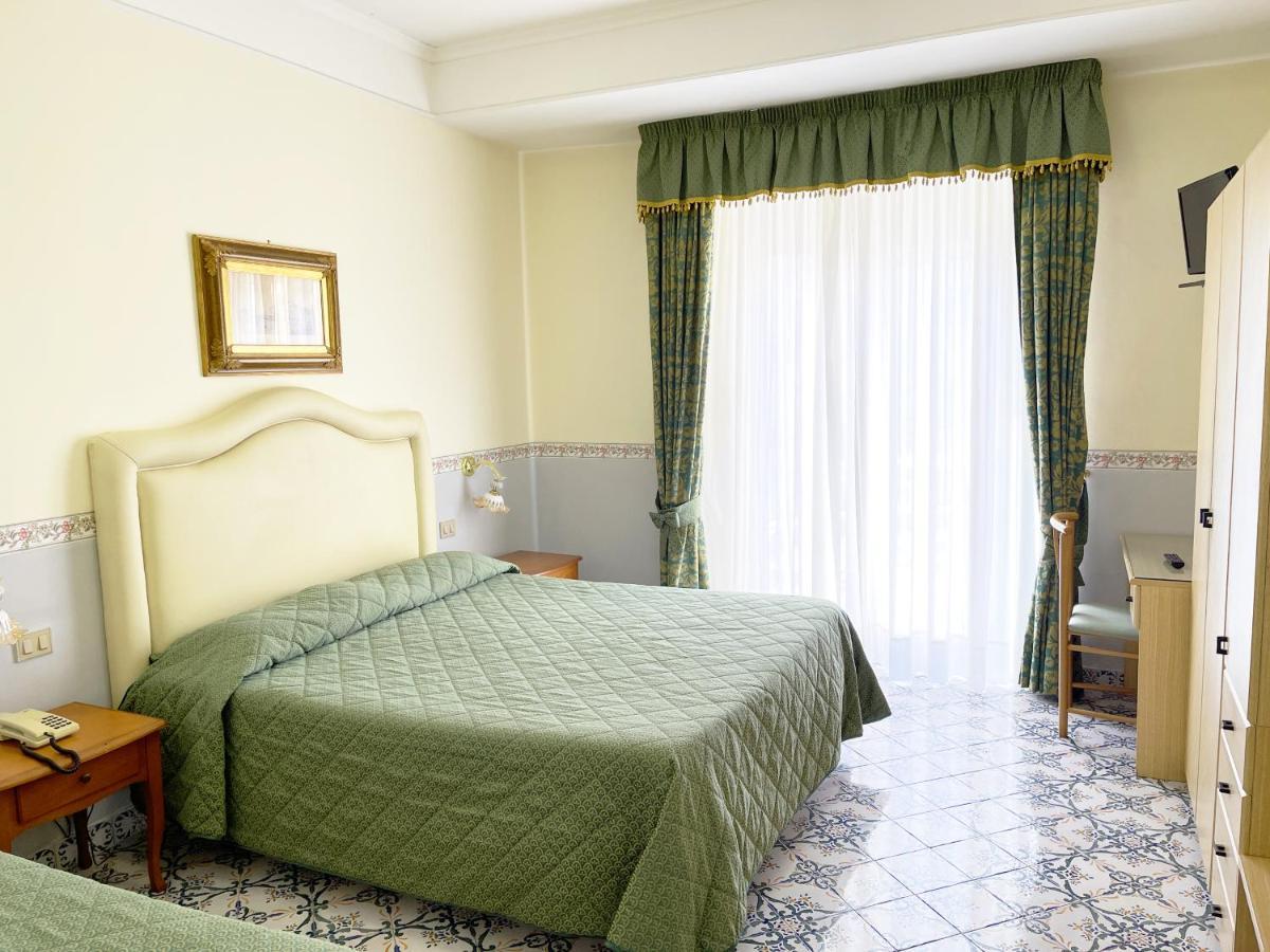Hotel Reginella サンタガータ・スイ・ドゥエ・ゴルフィ エクステリア 写真