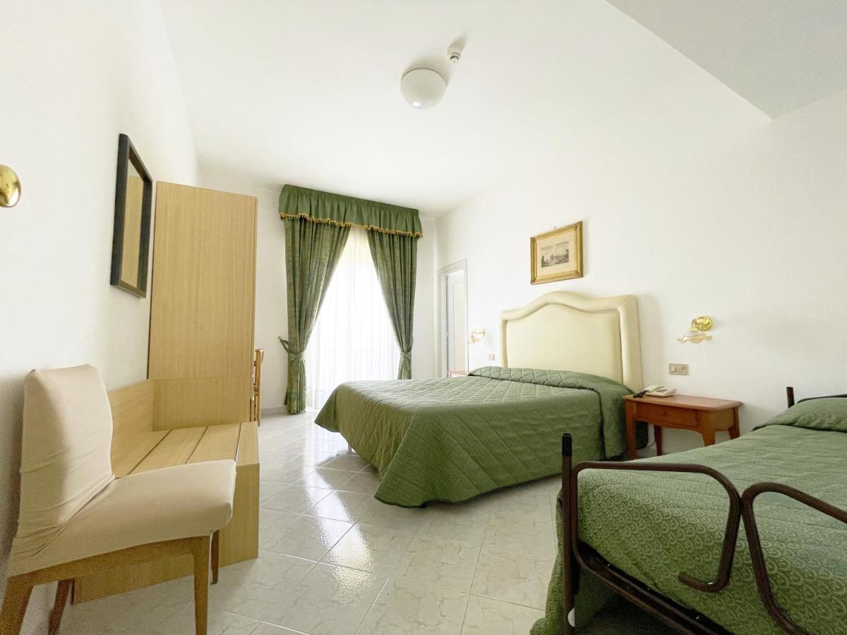 Hotel Reginella サンタガータ・スイ・ドゥエ・ゴルフィ エクステリア 写真