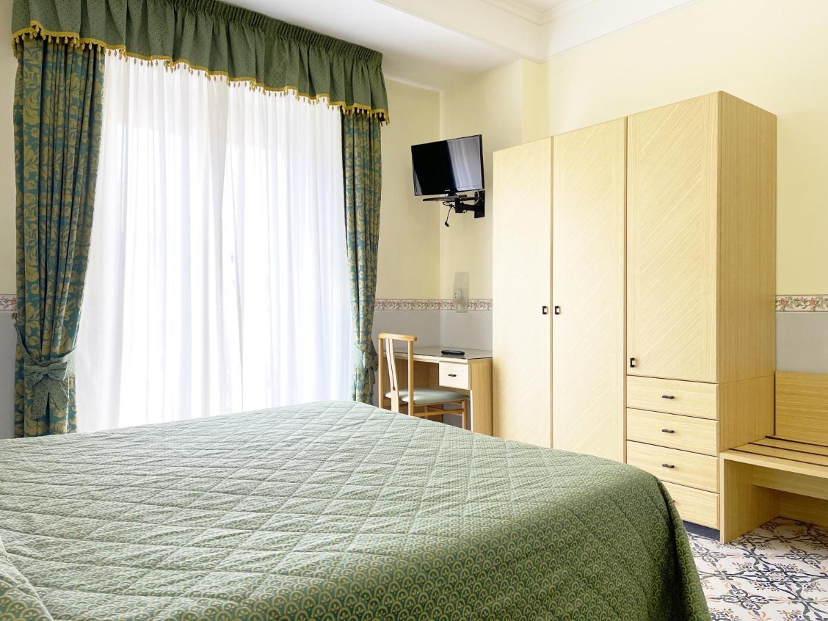 Hotel Reginella サンタガータ・スイ・ドゥエ・ゴルフィ エクステリア 写真