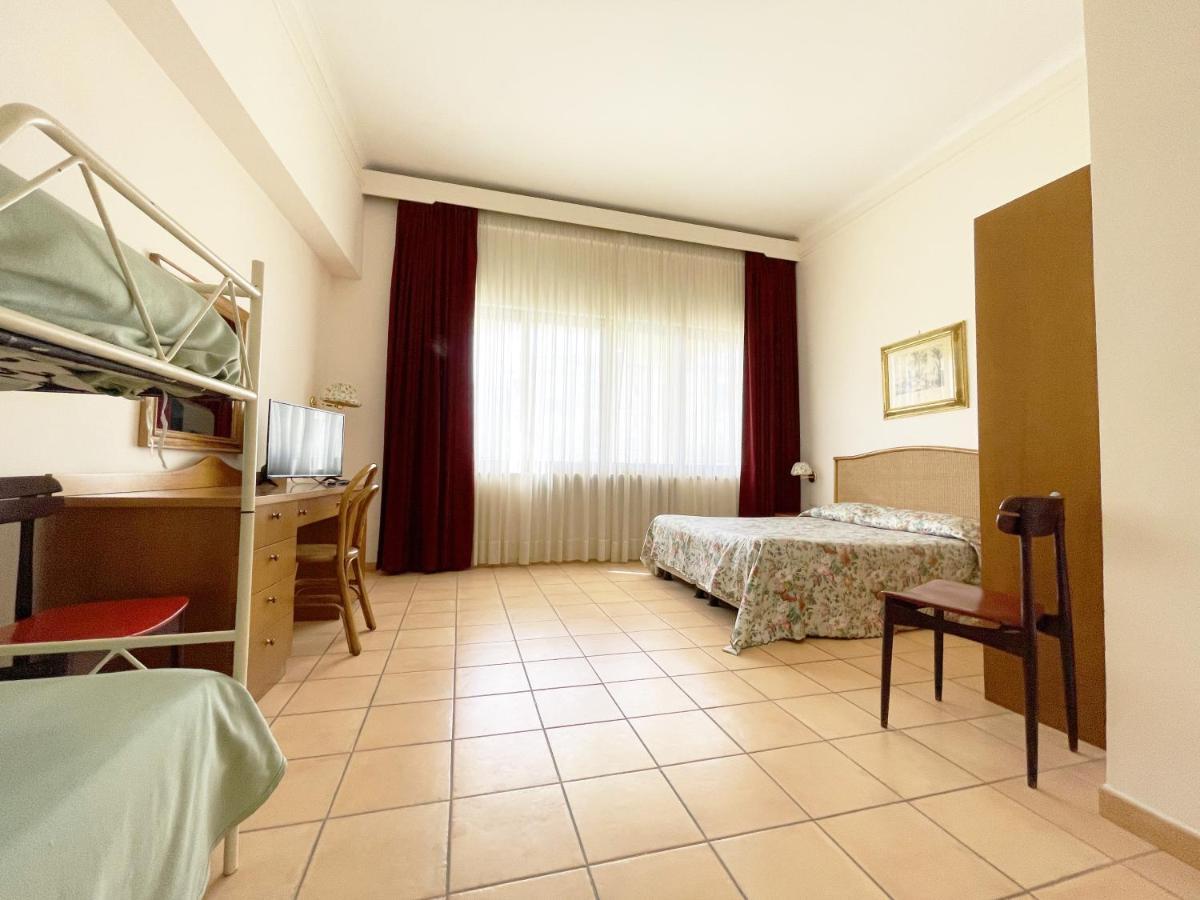 Hotel Reginella サンタガータ・スイ・ドゥエ・ゴルフィ エクステリア 写真