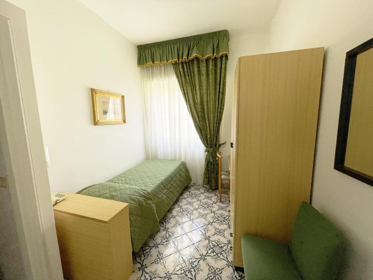 Hotel Reginella サンタガータ・スイ・ドゥエ・ゴルフィ エクステリア 写真