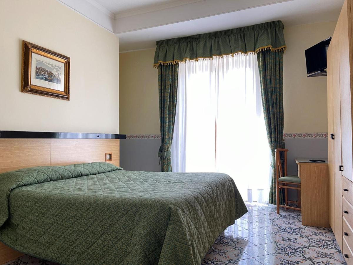 Hotel Reginella サンタガータ・スイ・ドゥエ・ゴルフィ エクステリア 写真