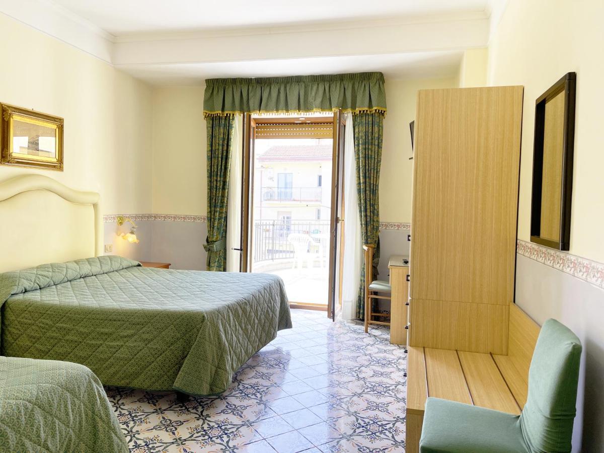 Hotel Reginella サンタガータ・スイ・ドゥエ・ゴルフィ エクステリア 写真