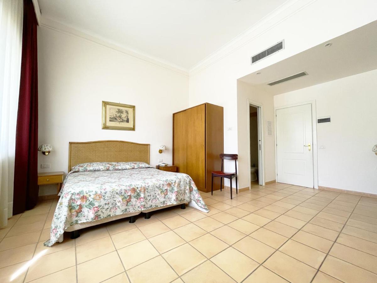 Hotel Reginella サンタガータ・スイ・ドゥエ・ゴルフィ エクステリア 写真