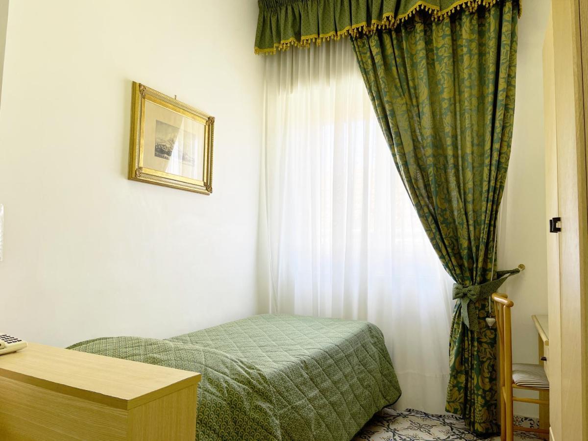 Hotel Reginella サンタガータ・スイ・ドゥエ・ゴルフィ エクステリア 写真