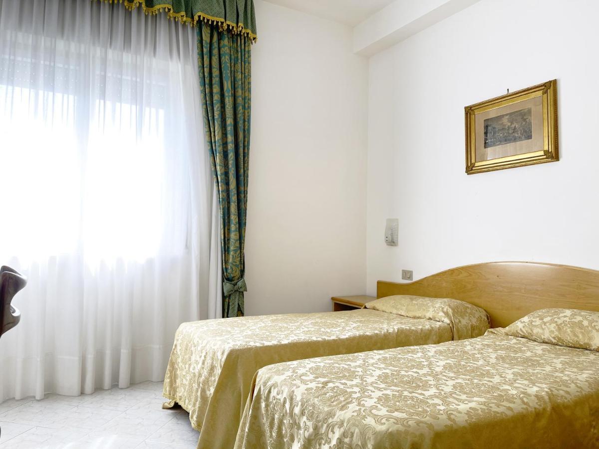 Hotel Reginella サンタガータ・スイ・ドゥエ・ゴルフィ エクステリア 写真