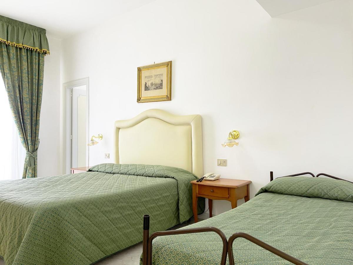 Hotel Reginella サンタガータ・スイ・ドゥエ・ゴルフィ エクステリア 写真