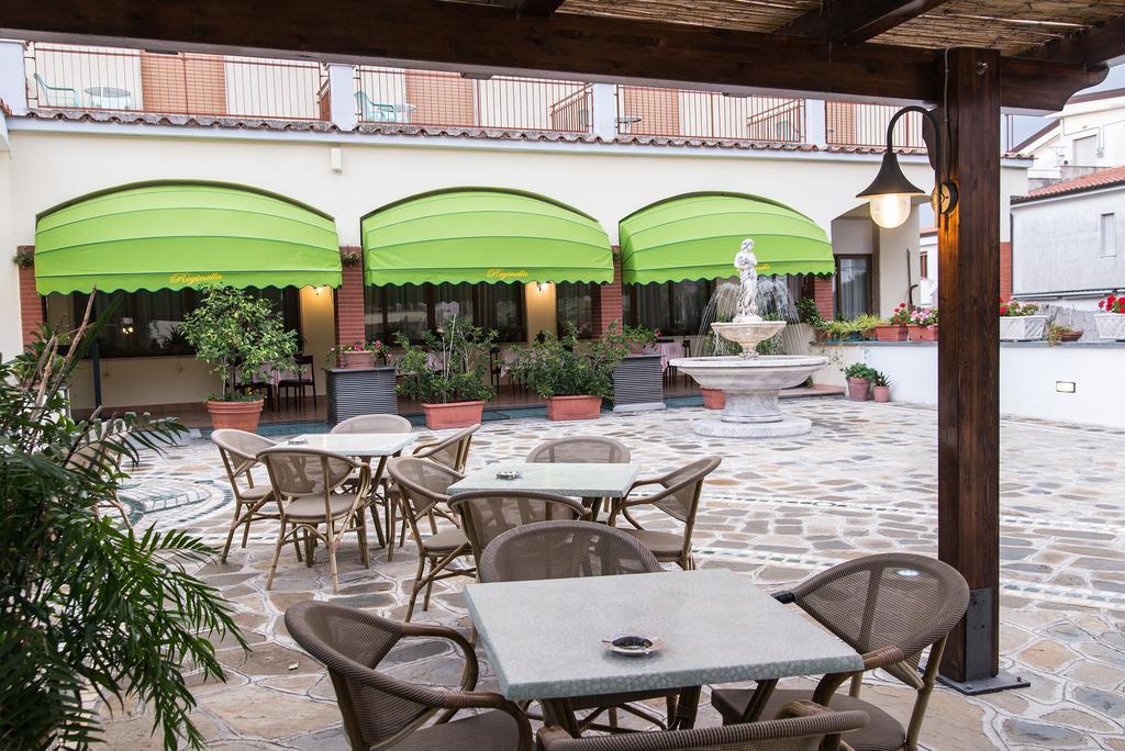 Hotel Reginella サンタガータ・スイ・ドゥエ・ゴルフィ エクステリア 写真
